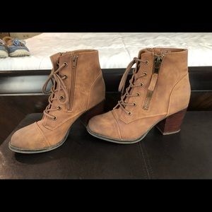 GOOD CONDITION STEVE MADDEN SHOES.